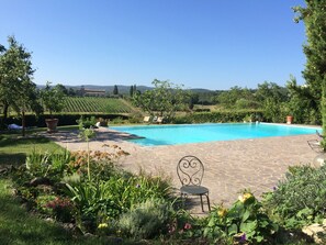 Außenpool (je nach Saison geöffnet), Infinity-Pool, Sonnenschirme