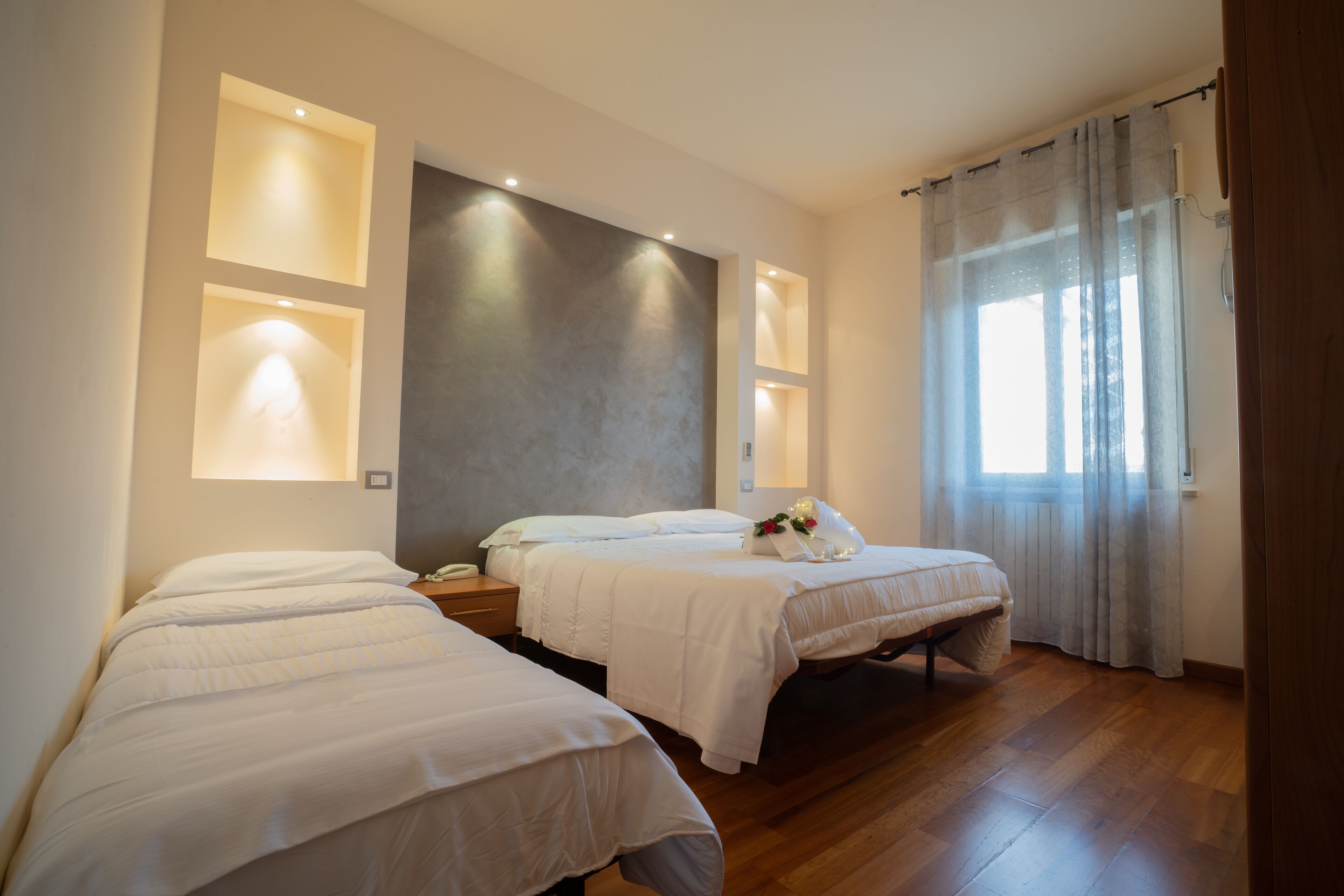 standard triple room | desk, cots/infant beds, free wifi, bed sheets