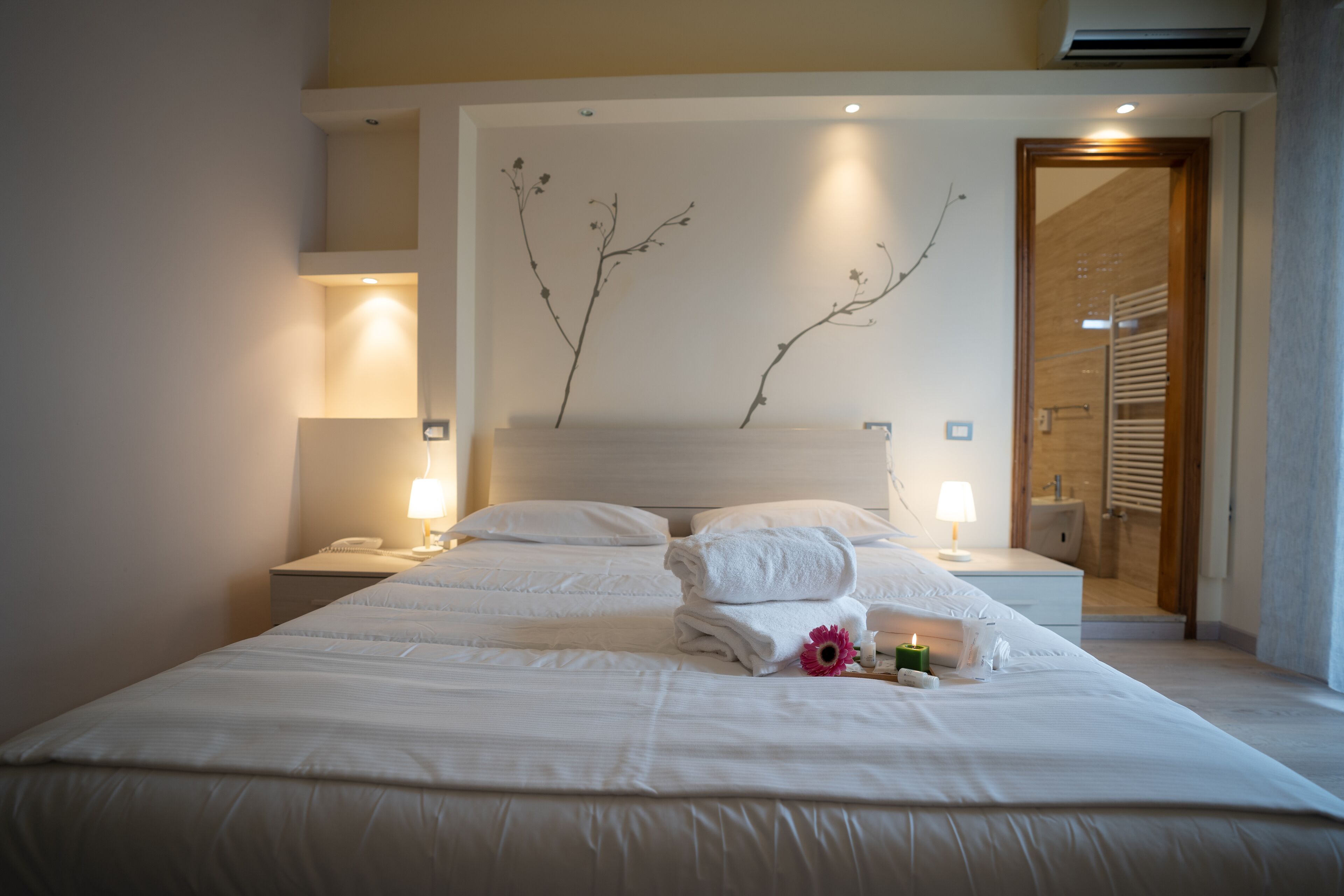 comfort double or twin room | desk, cots/infant beds, free wifi, bed sheets