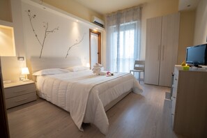 Comfort Double or Twin Room | Desk, cribs/infant beds, free WiFi, bed sheets - Hotel Le Grazie (Assisi)