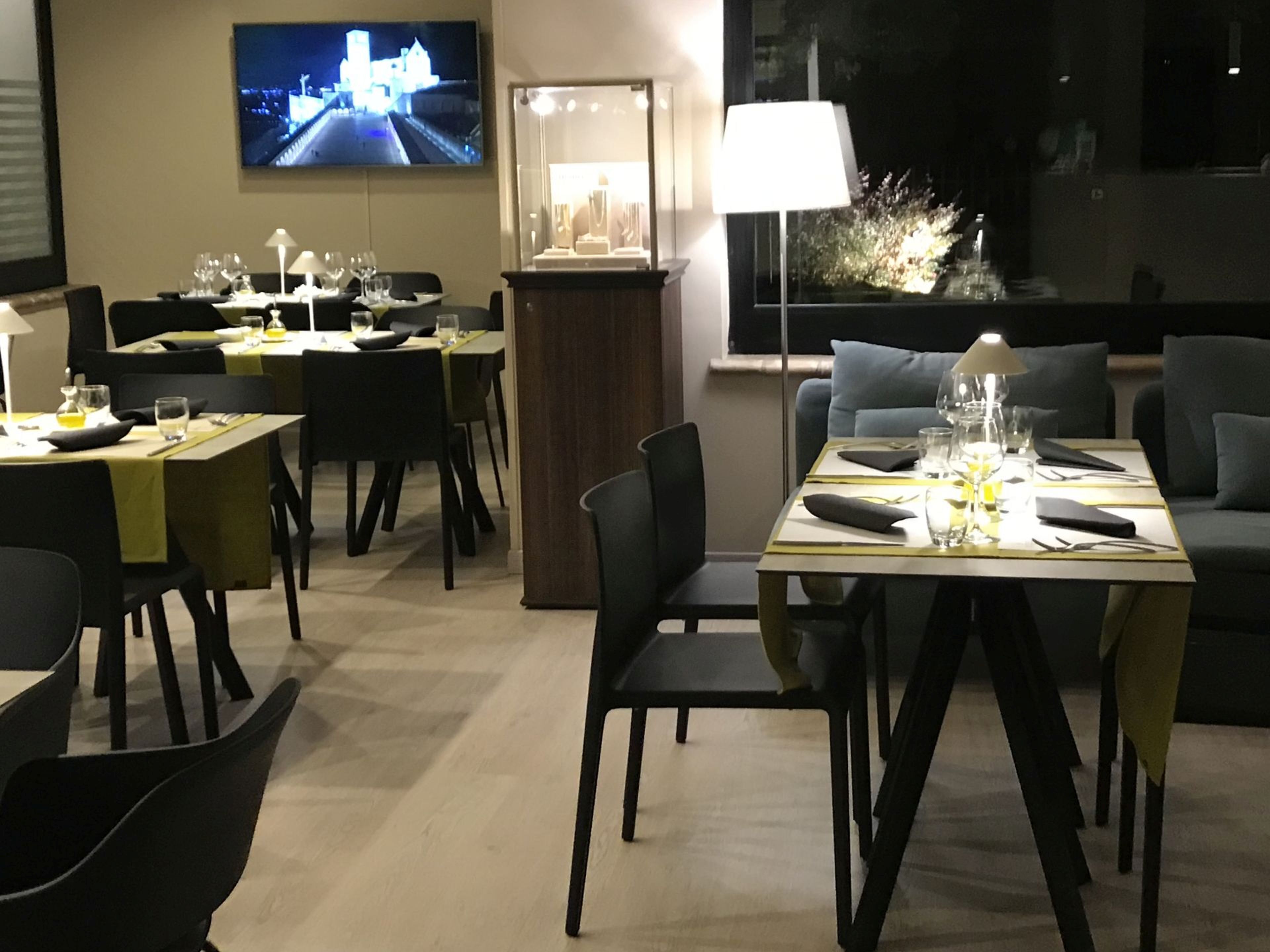 breakfast, lunch and dinner served