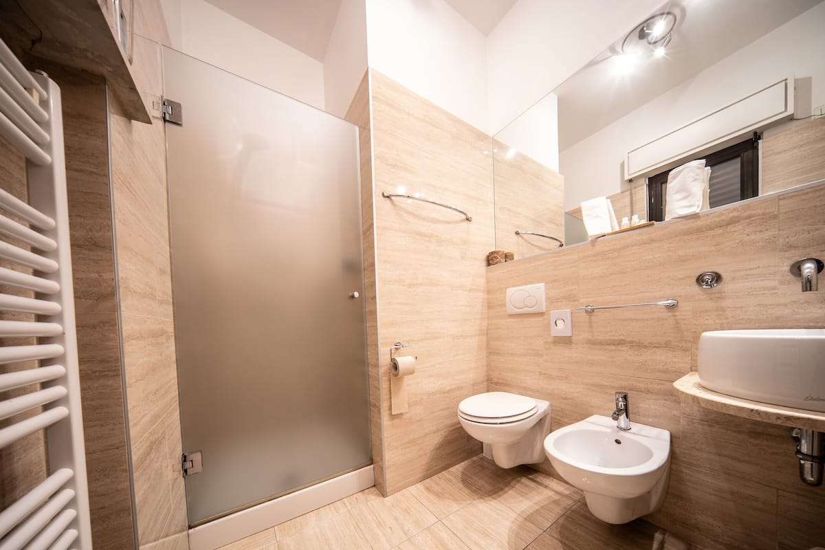 standard triple room | bathroom | shower, rainfall showerhead, free toiletries, hair dryer