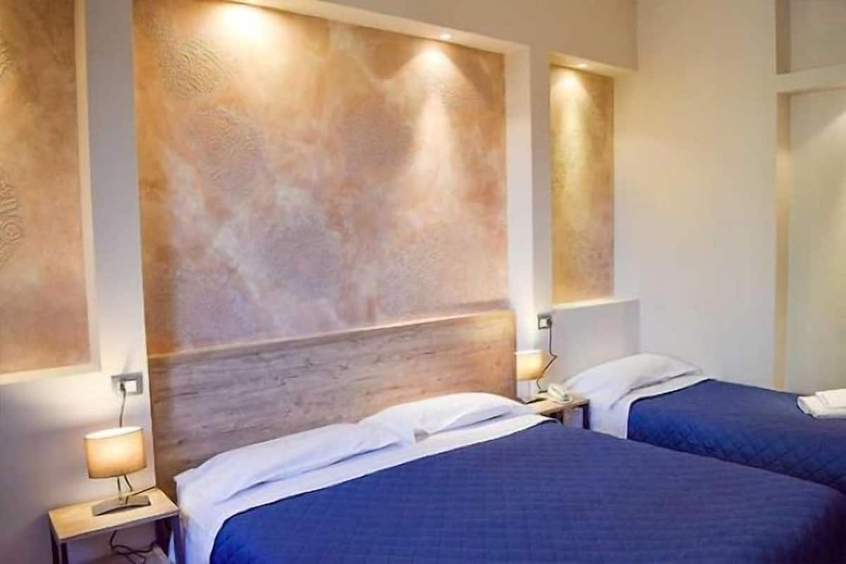 City Triple Room | Desk, WiFi (free), bed sheets