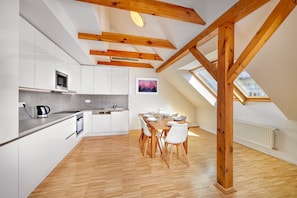 Appartement Penthouse exclusif, 2 chambres, terrasse | Cuisine privée | Réfrigérateur, four à micro-ondes, surface de cuisson, cafetière-théière