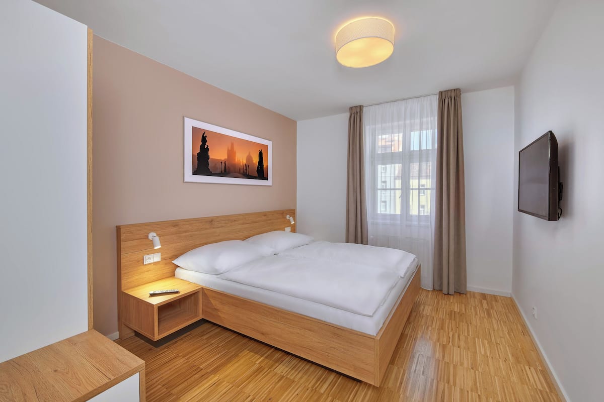 Apartamento conforto, 2 quartos | Espaço de trabalho para notebook, quartos à prova de som