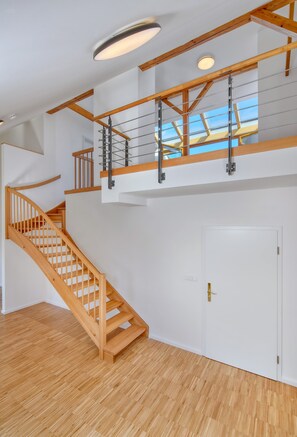 Cobertura exclusiva, 2 quartos, terraço | Espaço de trabalho para notebook, quartos à prova de som