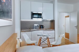 Monolocale Superior | Cucina privata | Frigorifero, microonde, piano cottura, macchina per tè/caffè