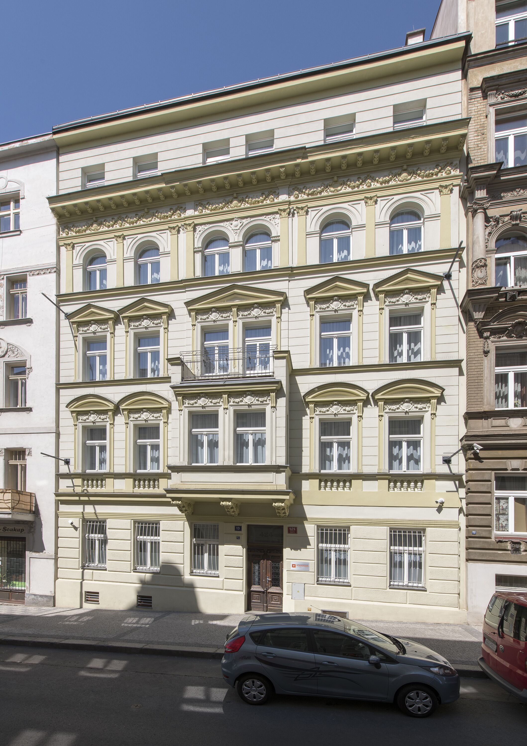 Un edificio de varios pisos con estilo arquitectónico clásico, con marcos de ventanas ornamentados y molduras decorativas.