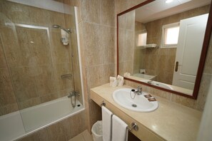Suite Junior | Bagno | Vasca, asciugacapelli, asciugamani