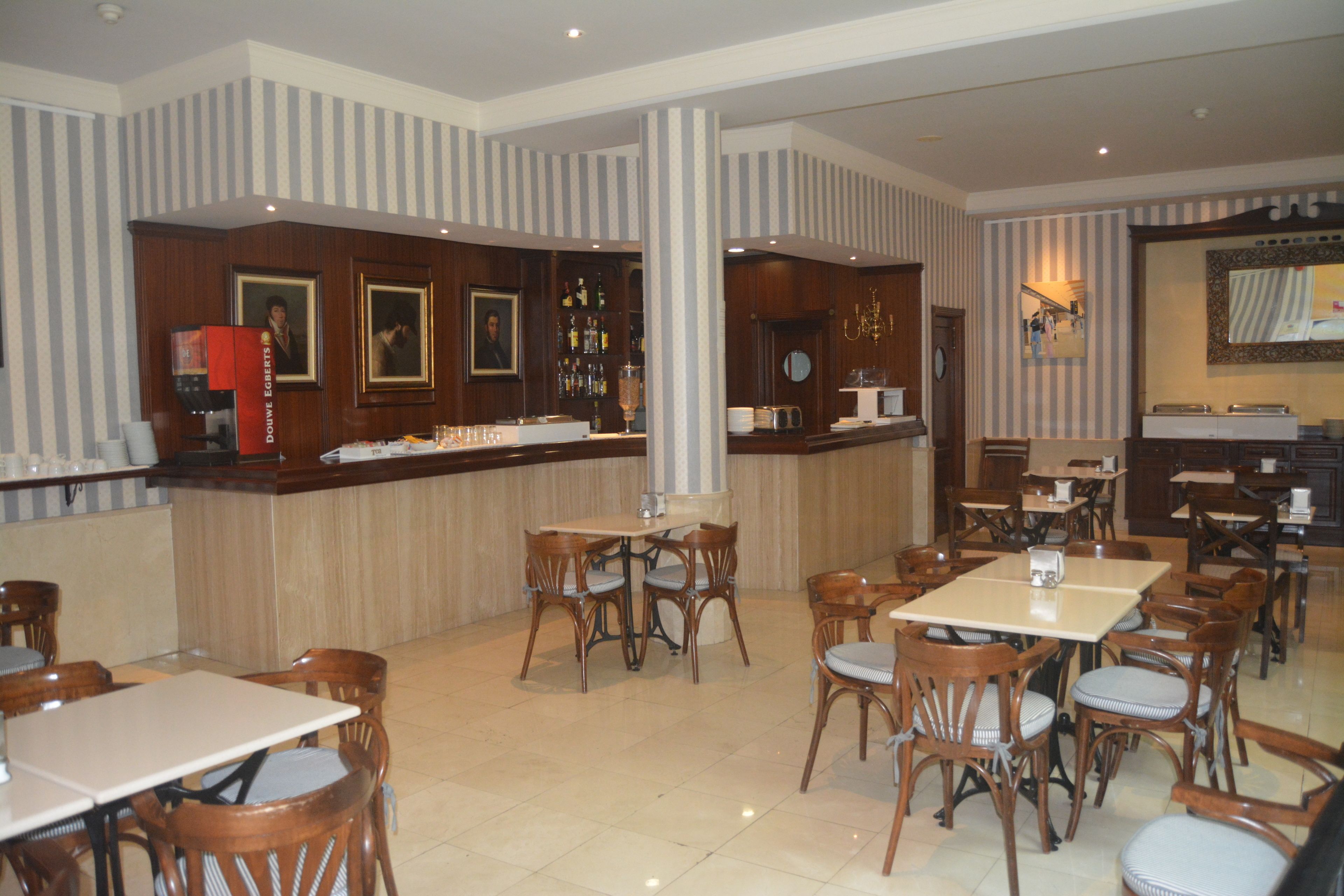 朝食 (フル ブレックファスト)、毎日提供 (1 名様 10 EUR)