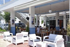 تقديم الإفطار والغداء والعشاء