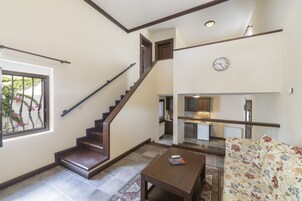 Perhesviitti | Oleskelualue | 32–tuumainen televisio, jossa satelliittikanavat