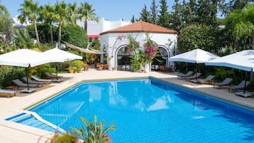 Außenpool, geöffnet von 09:00 Uhr bis 19:00 Uhr, Sonnenschirme