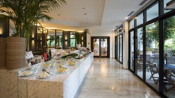 Free daily buffet breakfast