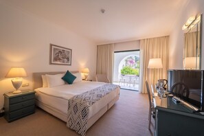 ميني بار وخزنة داخل الغرفة ومكتب وتجهيزات عازلة للصوت