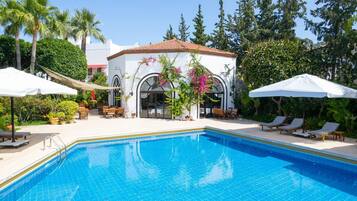 Außenpool, geöffnet von 09:00 Uhr bis 19:00 Uhr, Sonnenschirme