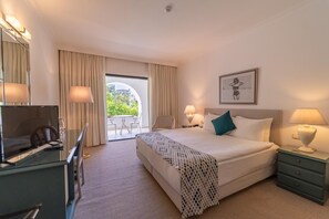 ميني بار وخزنة داخل الغرفة ومكتب وتجهيزات عازلة للصوت