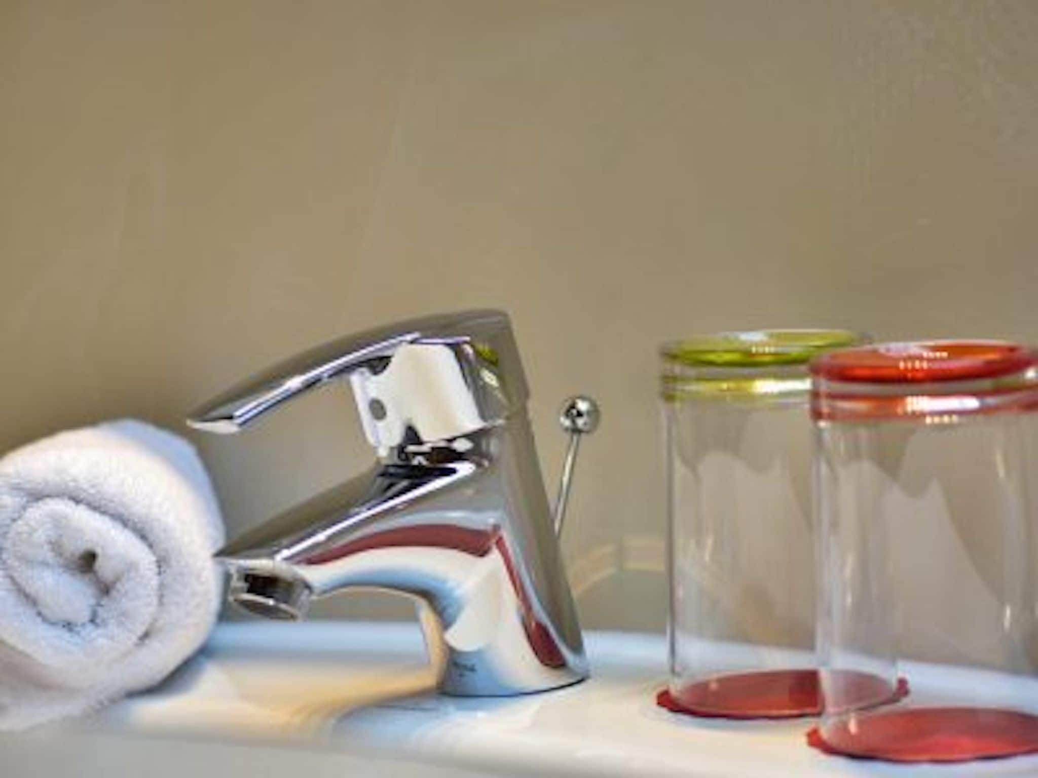 Een douche, gratis toiletartikelen, een haardroger, handdoeken