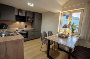 Familienapartment, 2 Schlafzimmer, Hügelblick | Eigene Küche