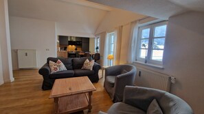 Familieleilighet, 2 soverom, utsikt mot høyde | Oppholdsområde | En 30-tommers Flatskjerm-TV med Parabol-TV