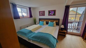 Romantisk leilighet, 1 soverom, balkong | Sengetøy av topp kvalitet, safe på rommet og skrivebord