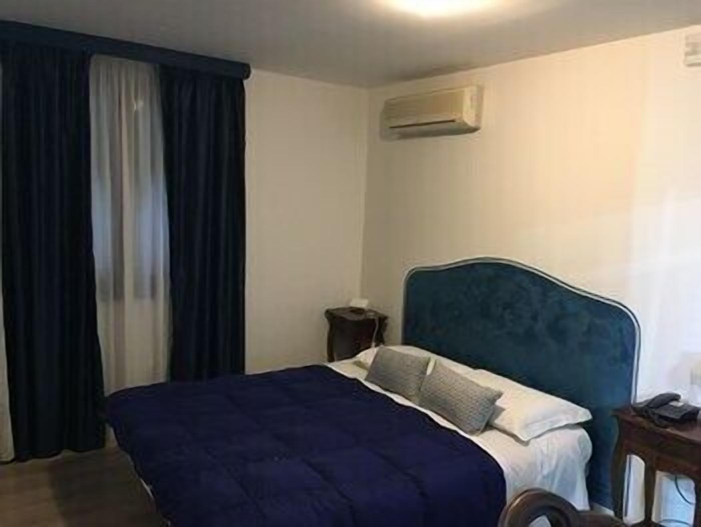 Untuvapeitot, tallelokero huoneessa, työpöytä