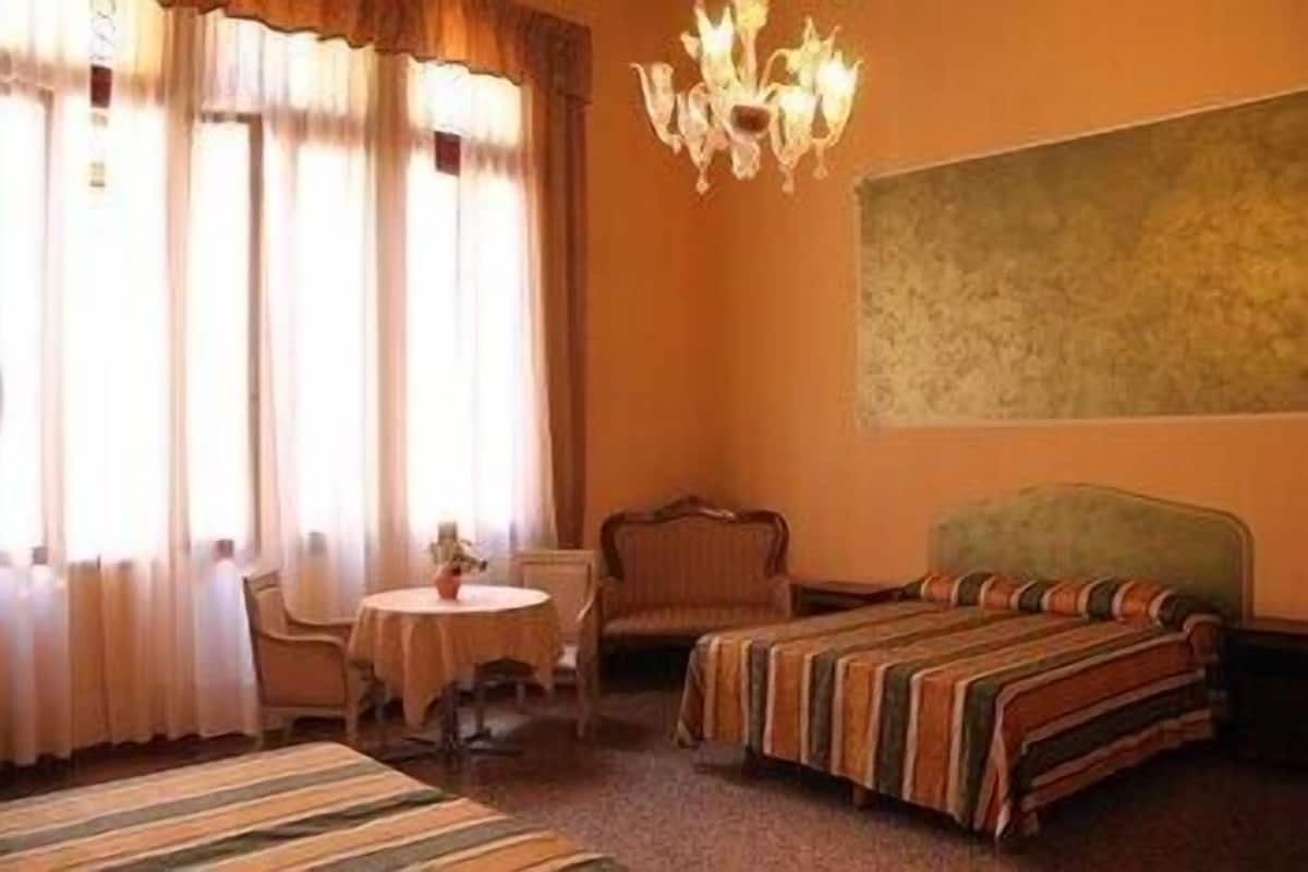 Down duvets, in-room safe, desk, laptop workspace