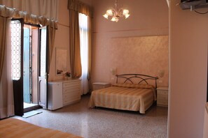 Suite familiare, balcone, vista canale (Grand Canal) | Copriletto in piuma, una cassaforte in camera, una scrivania