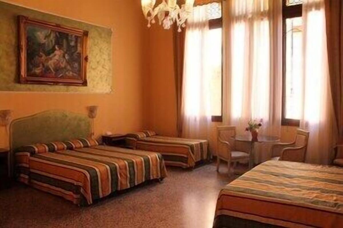 Couette en duvet d'oie, coffres-forts dans les chambres, bureau