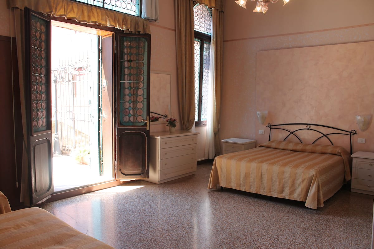 1 habitación, cubrecamas y caja de seguridad en la habitación