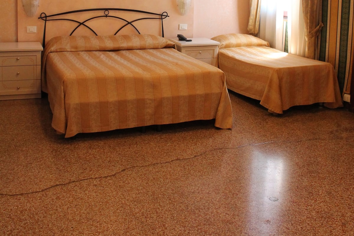 1 habitación, cubrecamas y caja de seguridad en la habitación