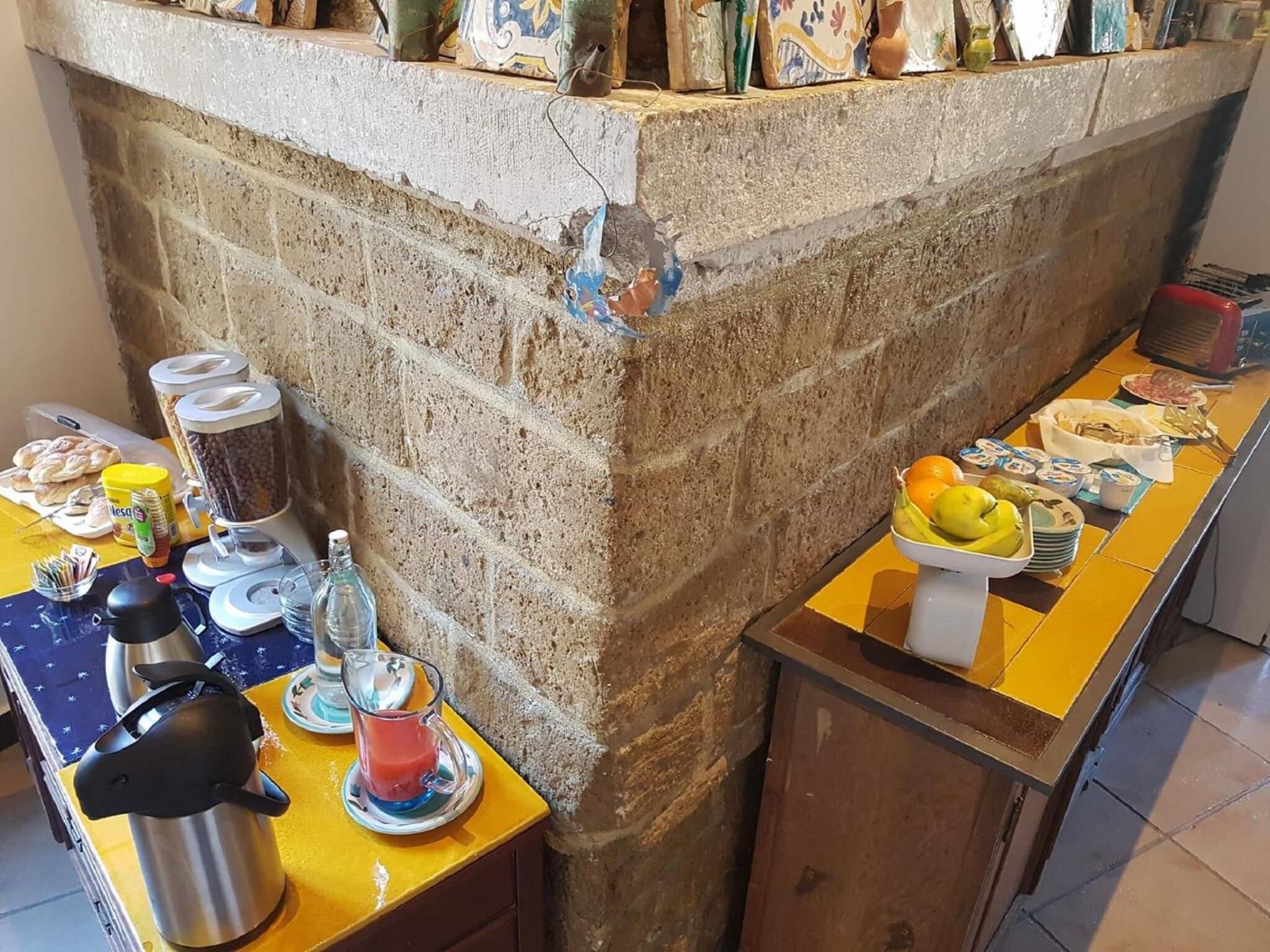 Un buffet proposant une variété de plats et de boissons.
