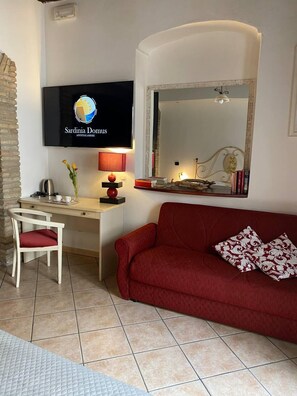 Family Room | Desk, free WiFi, bed sheets - Sardinia Domus (Cagliari)