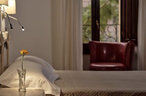 Escritorio, wifi gratis y ropa de cama 
