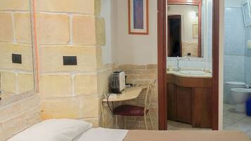 Singola Economy, 1 camera da letto, bagno in camera | Una scrivania, Wi-Fi gratuito, lenzuola