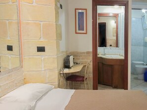 Economy Single Room, 1 Bedroom, Ensuite | Desk, free WiFi, bed sheets - Sardinia Domus (Cagliari)