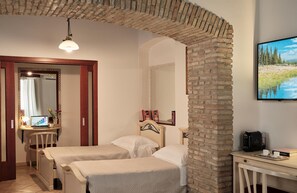 Escritorio, wifi gratis y ropa de cama 