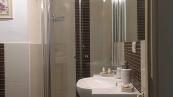 Regadera, secadora de cabello, toallas