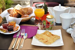 Daily continental breakfast (EUR 14 per person) - Le Ryad Boutique Hôtel (Marseille)
