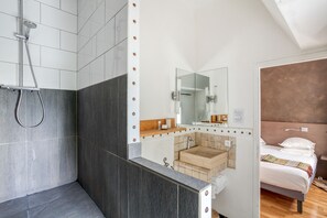 Værelse til 3 personer (Duplex) | Badeværelse | Gratis toiletartikler, hårtørrer, håndklæder