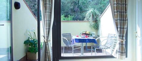Suite estudio exclusiva, Terraza, vista al jardín | Terraza o patio