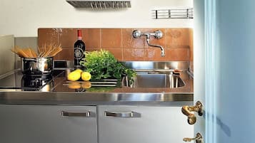 Suite estudio exclusiva, Terraza, vista al jardín | Cocina privada | Cafetera y tetera y tetera eléctrica