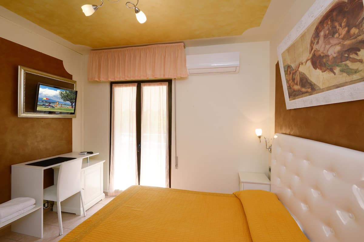 Betten mit Memory-Foam-Matratzen, Zimmersafe, Schreibtisch