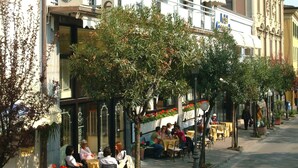 A hotel with outdoor seating, multiple balconies, and a sign indicating it is a hotel. - Hotel Ristorante Commercio (Salò)