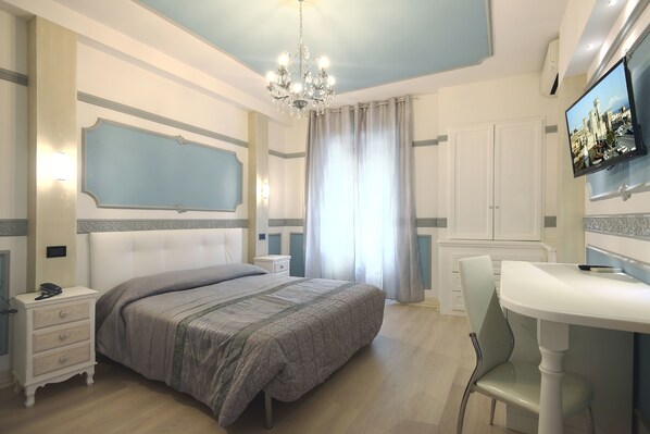 أسرّة بإسفنج يتكيف مع شكل الجسم وخزنة داخل الغرفة ومكتب