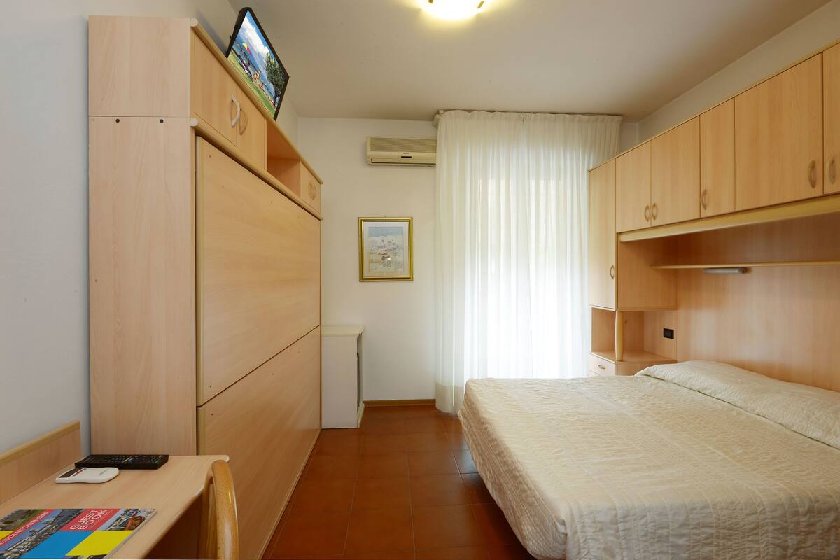 Memory foam beds, in-room safe, desk, soundproofing
