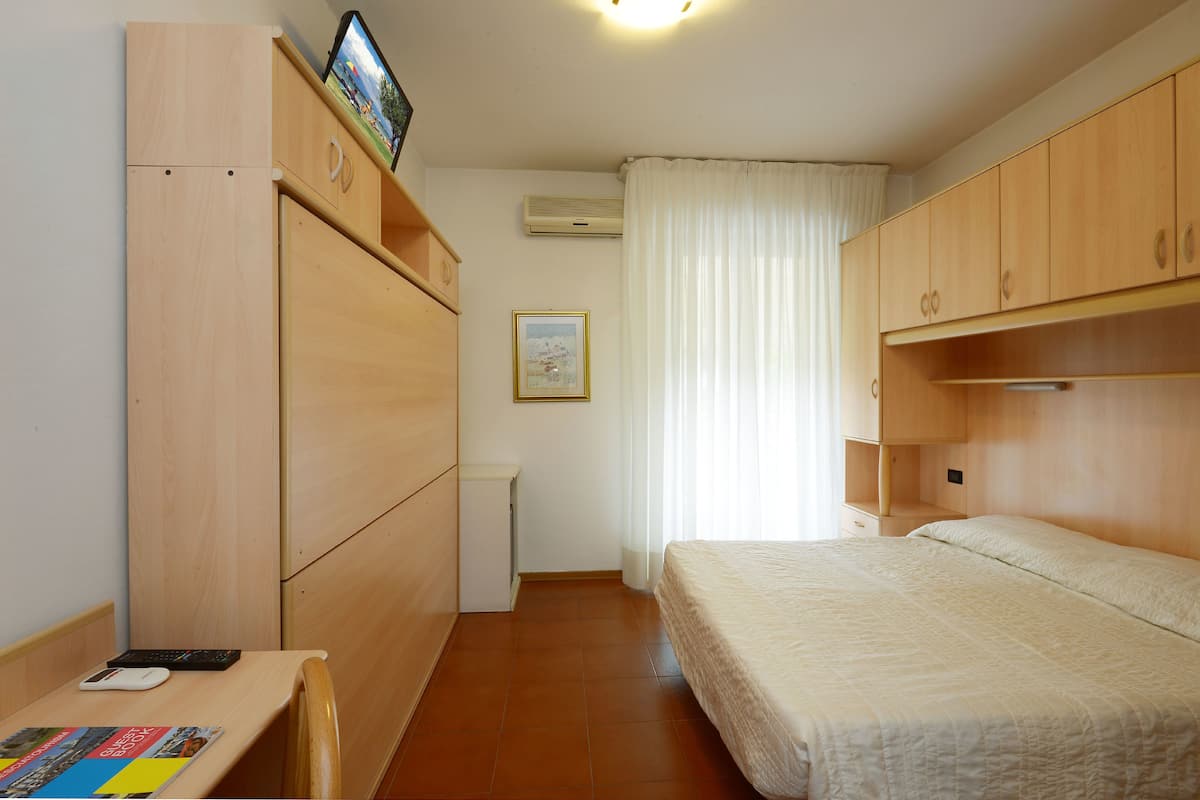 Betten mit Memory-Foam-Matratzen, Zimmersafe, Schreibtisch