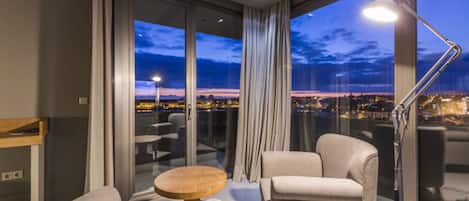 Suite | 1 habitación, minibar, caja de seguridad en la habitación y escritorio