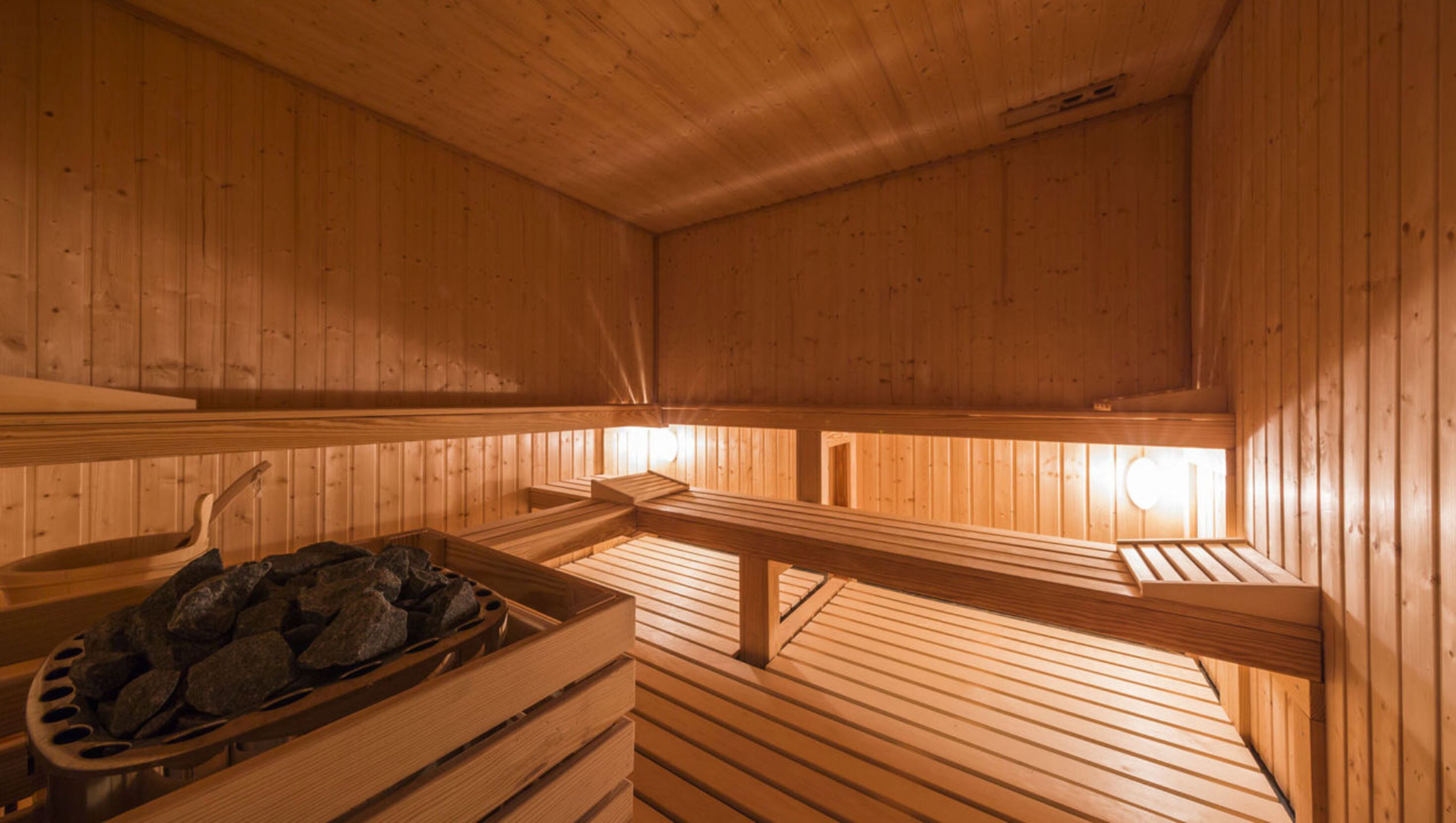 sauna, body treatments, hydrotherapy, aromatherapy, hot stone massages