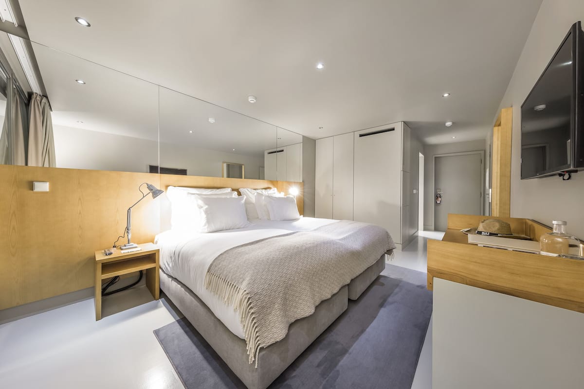 Twin kamer | 1 slaapkamer, een minibar, een kluis op de kamer, een bureau